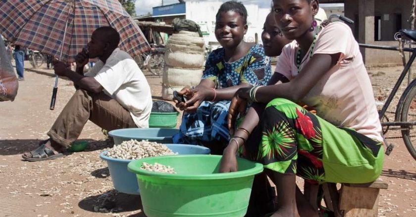 Women_in_Salima_District,_Malawi