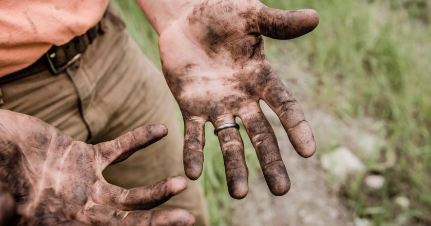 hand-man-dirt-pxhere.com