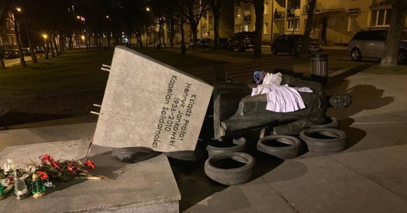 Przewrócony pomnik Henryka Jankowskiego. Fot. tt @sekielski