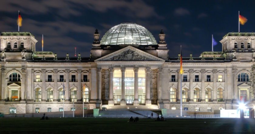 File source: http://commons.wikimedia.org/wiki/File:Berlin_-_Reichstag_building_at_night_-_2013.jpg