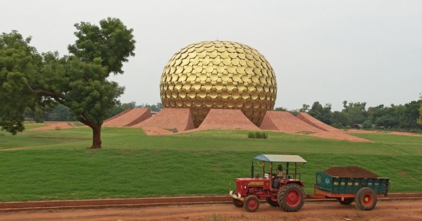 Matrimandir, świątynia w centrum Auroville. Fot. Devaiah PA/Flickr.com