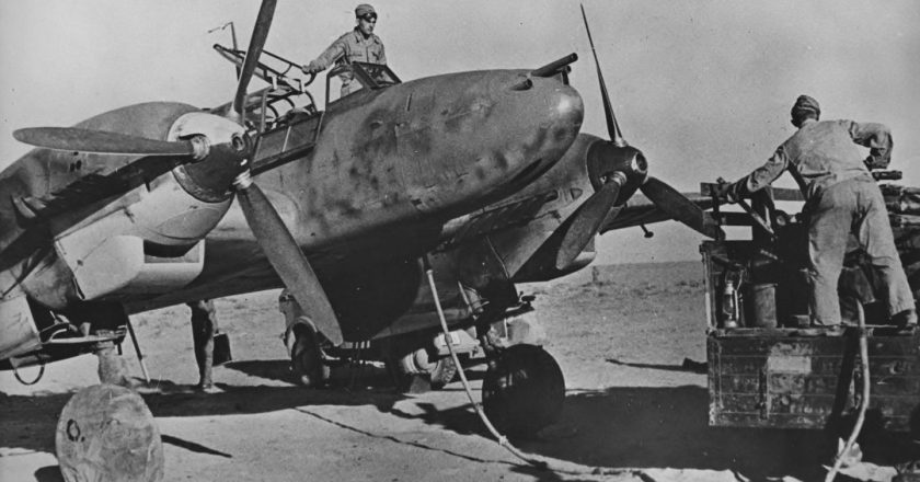 Tankowanie niemieckiego samolotu wojskowego Messerschmitt Bf-110. Fot. www.nationaalarchief.nl