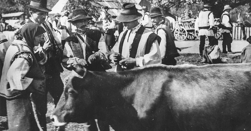Chłopi na jarmarku w przedwojennej Polsce. Fot. autor nieznany, ze zbiorów Narodowego Archiwum Cyfrowego
