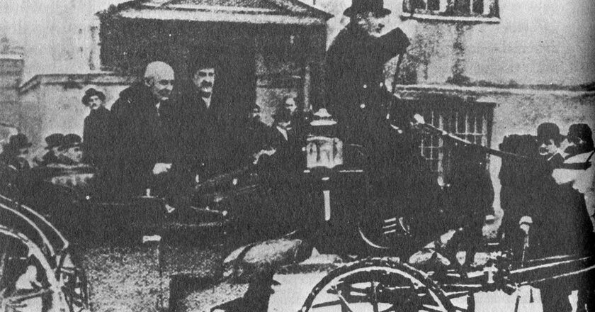 Gabriel Narutowicz opuszcza Sejm po zaprzysiężeniu na prezydenta. Fot. Henryk Zieliński, „Historia Polski”/ domena publiczna