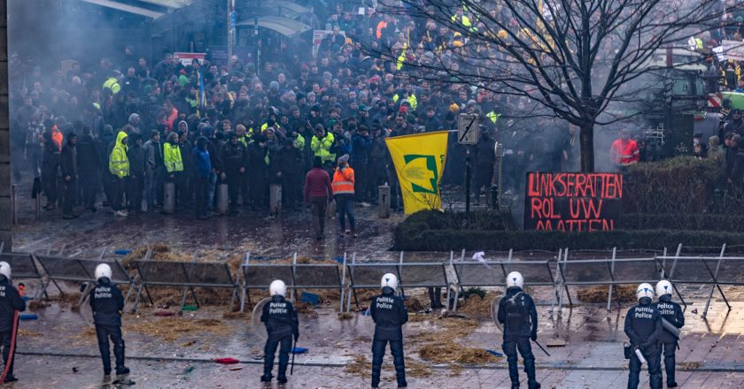 Demonstracja rolników przed siedzibą Parlamentu Europejskiego w Brukseli. Fot. EPP Group/Flickr.com