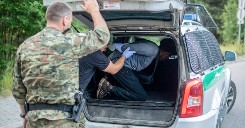 Migrant zatrzymany przez polskie służby po przekroczeniu granicy Polsko-Białoruskiej. Fot. Mikołaj Kiembłowski