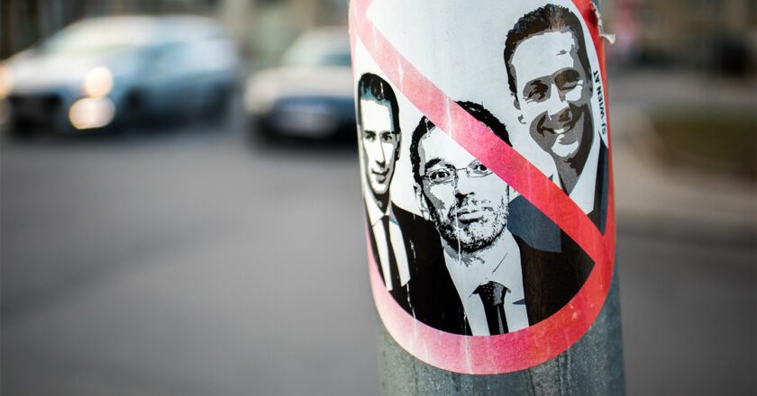Wlepka przeciwko liderom partii FPÖ. Fot. Ivan Radic/Flickr.com