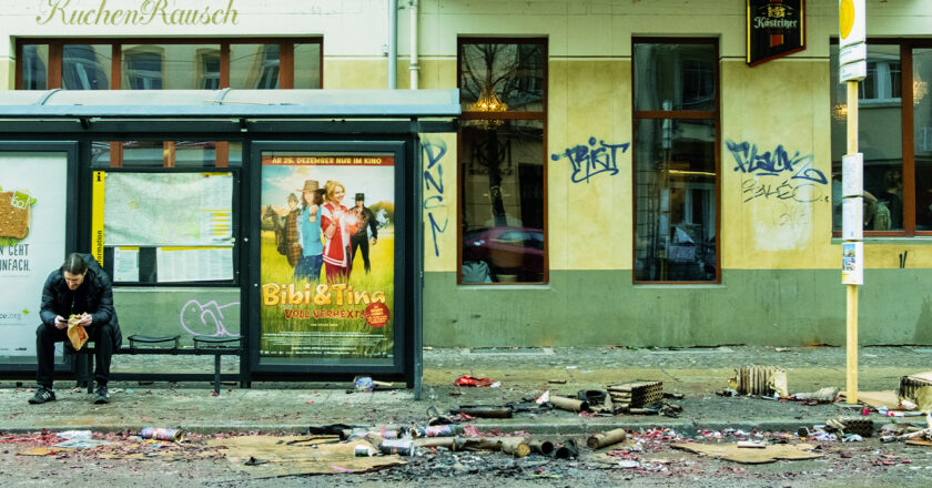 Śmieci pozostawione po nocy sylwestrowej w Berlinie. Fot. Sascha Kohlmann/Flickr.com