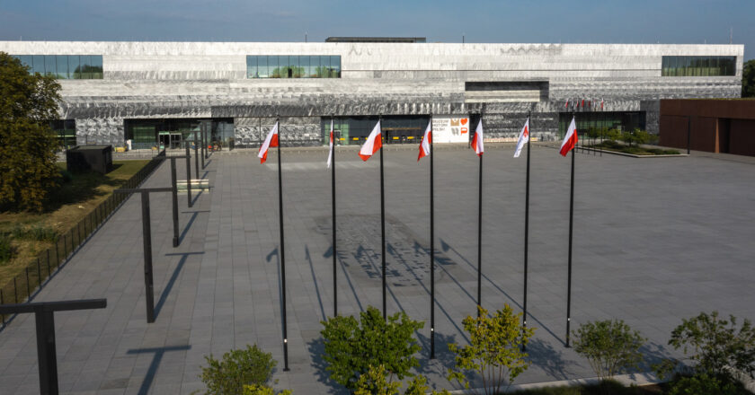 Siedziba Muzeum Historii Polski. Wejście główne, elewacja od strony zachodniej z widokiem na Plac Gwardii Pieszej Koronnej. Fot. Wikimedia Commons